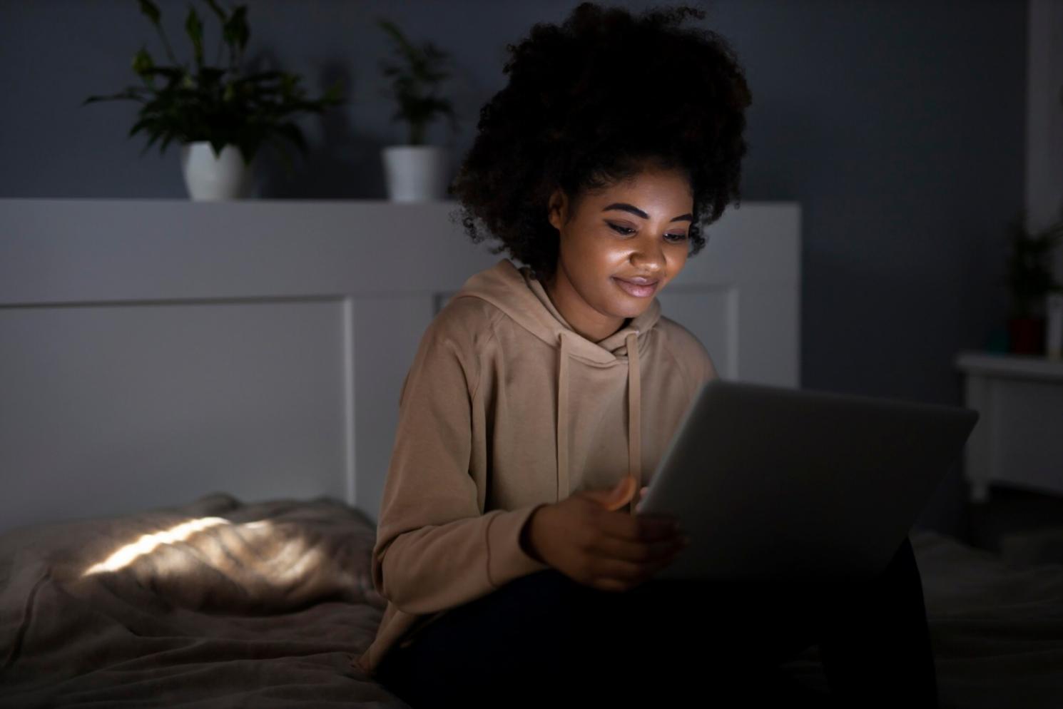 Moderne Webinar-Teilnehmer lernen gemeinsam online